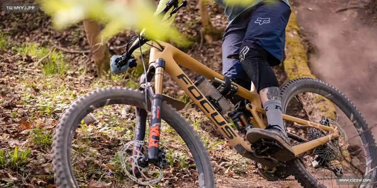 必一🏊‍♂️在泳池里乘风破浪，每一次摆臂都是与自己的较量！